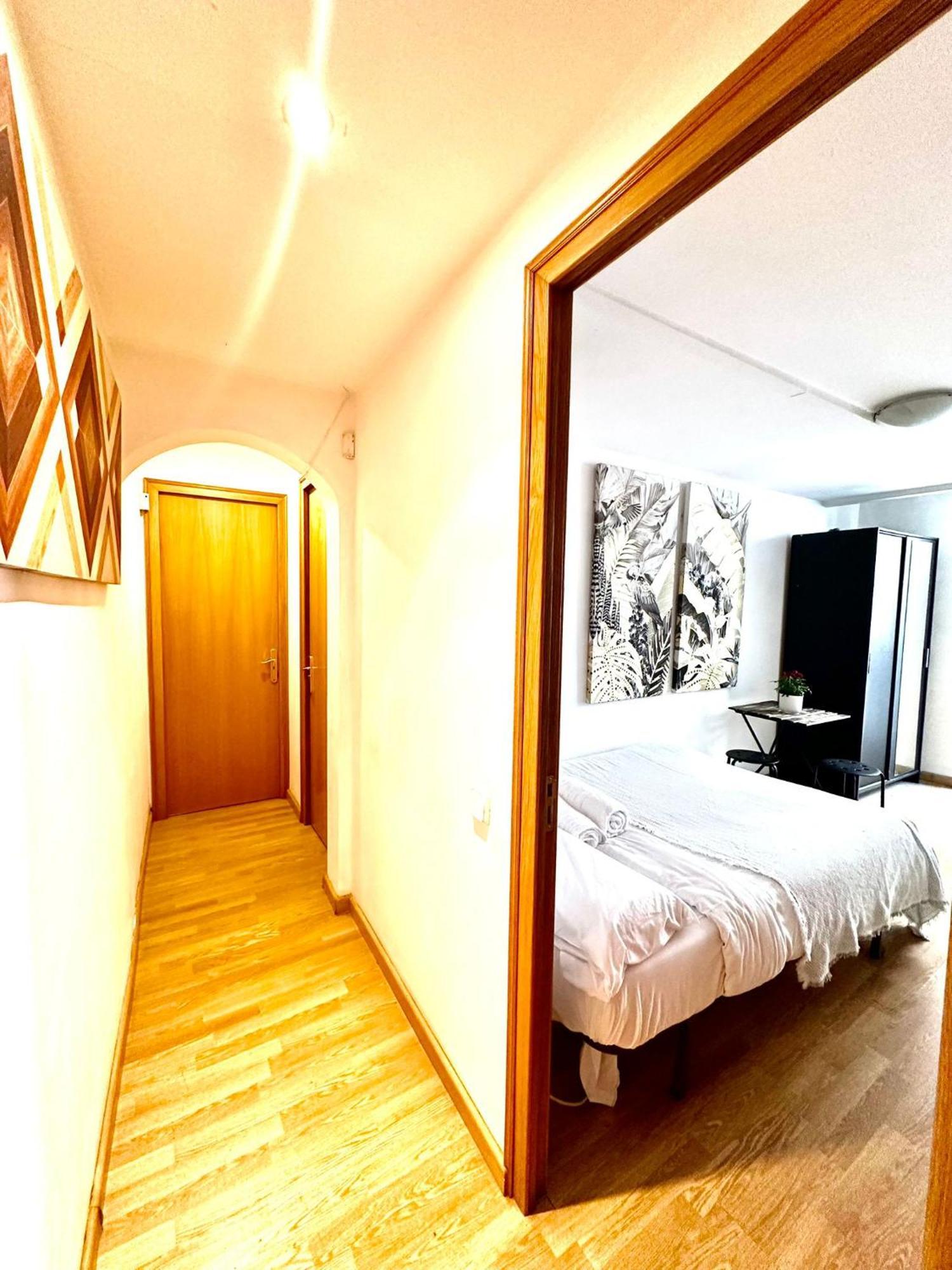 Private Rooms In City Center Barcelona Exterior photo
